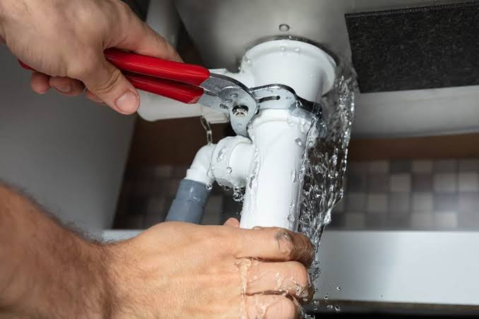How Emergency Plumbing Service Experts Handle Burst Pipes Efficiently