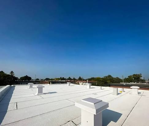 Why Flat-Roof Commercial Buildings Are Switching to White Membrane Roofing